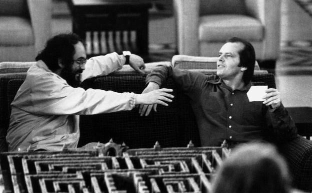 Imagen principal - Stanley Kubrick junto a Jack Nicholson en el rodaje de 'El resplandor' frente a la maqueta del laberinto vegetal del hotel Overlook, que el realizador conservó en una esquina de su salón. Abajo, en el set de su última película, 'Eyes Wide Shut', y durante el rodaje de 'La naranja mecánica' en 1970.