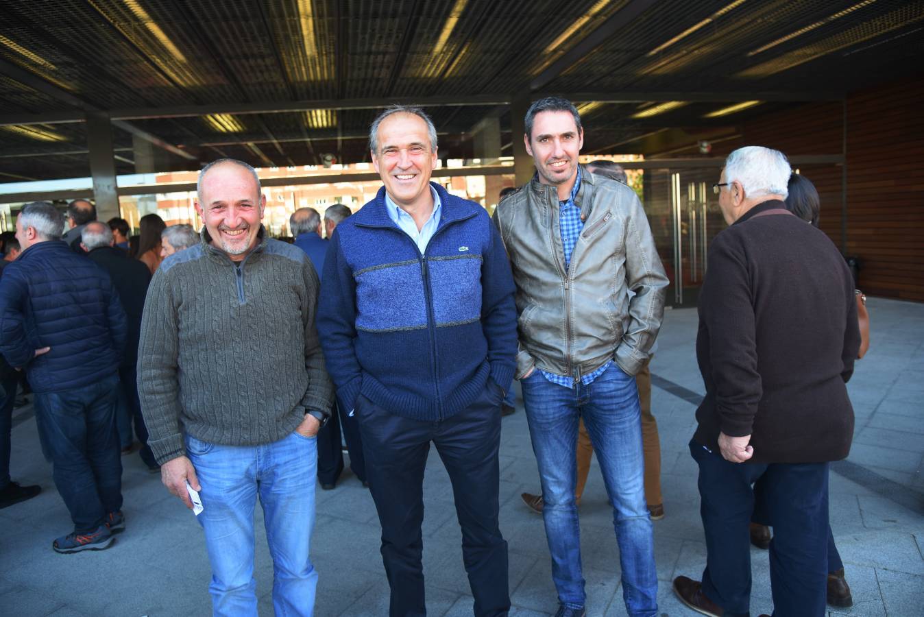 El ambiente junto al frontón era magnífico minutos antes de que arrancara la final del Campeonato de Parejas