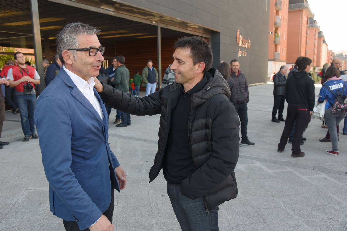 El ambiente junto al frontón era magnífico minutos antes de que arrancara la final del Campeonato de Parejas