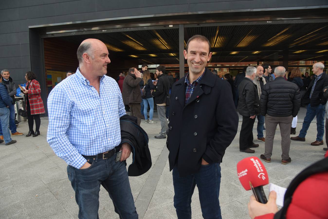 El ambiente junto al frontón era magnífico minutos antes de que arrancara la final del Campeonato de Parejas