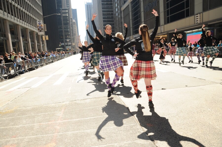 Las calles de Nueva York se han llenado de escoceses y descendientes de las tierras altas para celebrar el día del Orgullo escocés. Así, cientos de personas vestidas con el tradicional estampado de tartán y banderas de colores han desfilado por Manhattan, en la XXI edición del festival.