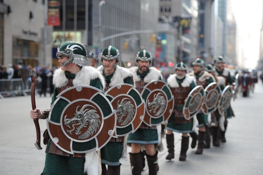 Las calles de Nueva York se han llenado de escoceses y descendientes de las tierras altas para celebrar el día del Orgullo escocés. Así, cientos de personas vestidas con el tradicional estampado de tartán y banderas de colores han desfilado por Manhattan, en la XXI edición del festival.