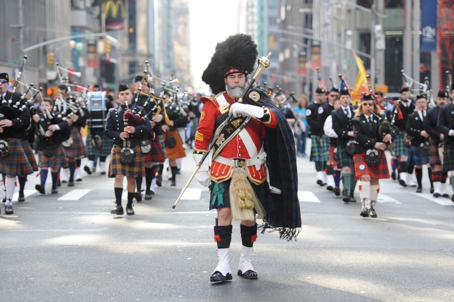 Las calles de Nueva York se han llenado de escoceses y descendientes de las tierras altas para celebrar el día del Orgullo escocés. Así, cientos de personas vestidas con el tradicional estampado de tartán y banderas de colores han desfilado por Manhattan, en la XXI edición del festival.