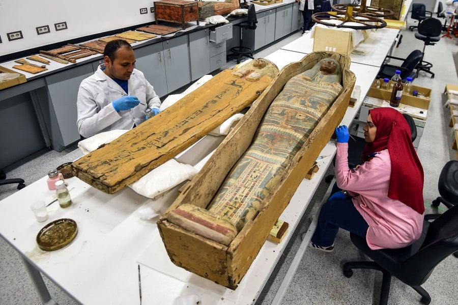 Restauradores del Museo Egipcio de Giza, cerca de El Cairo, restauran algunos de los objetos personales de Tutankamón. Desde objetos de uso común al propio sarcófago del faraón.