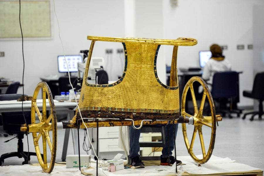 Restauradores del Museo Egipcio de Giza, cerca de El Cairo, restauran algunos de los objetos personales de Tutankamón. Desde objetos de uso común al propio sarcófago del faraón.