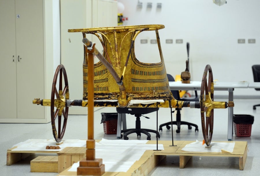 Restauradores del Museo Egipcio de Giza, cerca de El Cairo, restauran algunos de los objetos personales de Tutankamón. Desde objetos de uso común al propio sarcófago del faraón.