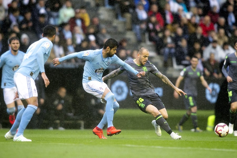 A pesar de llegar al descanso por delante, el conjunto txuri-urdin, que se ha quedado con diez tras la expulsión de Willian José, ha caído ante un Celta con Iago Aspas pletórico. 