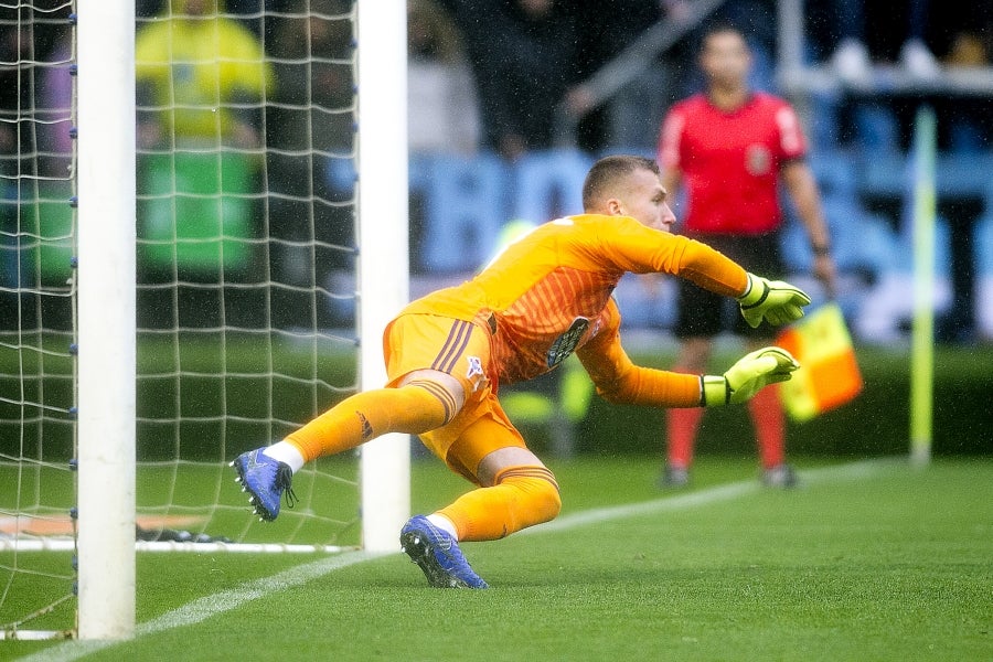 A pesar de llegar al descanso por delante, el conjunto txuri-urdin, que se ha quedado con diez tras la expulsión de Willian José, ha caído ante un Celta con Iago Aspas pletórico. 