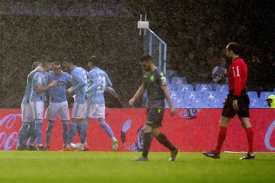 A pesar de llegar al descanso por delante, el conjunto txuri-urdin, que se ha quedado con diez tras la expulsión de Willian José, ha caído ante un Celta con Iago Aspas pletórico. 
