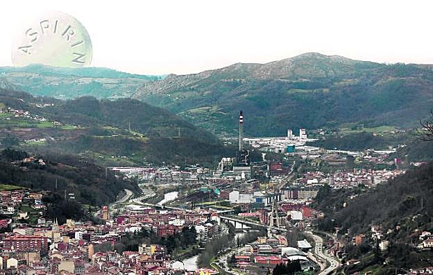 Panorámica. Vista de la fábrica de Bayer en La Felguera y varias imágenes de sus instalaciones y del proceso de síntesis del ácido acetilsalicílico. 