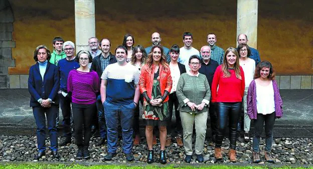 Candidatura. Los 20 integrantes de la plancha electoral de EH Bildu a las elecciones municipales de mayo que encabeza Izaro Elorza.
