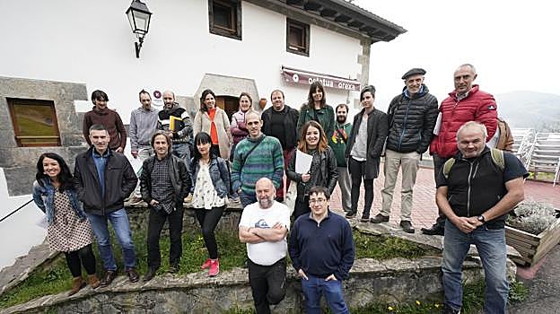 Responsables del bar de Orexa, su alcalde, técnicos de Tolomendi y representantes de diferentes municipios de Gipuzkoa en la puerta del bar municipal. 