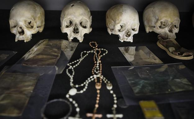 Calaveras y crucifijos de algunas víctimas del genocidio de Ruanda. 