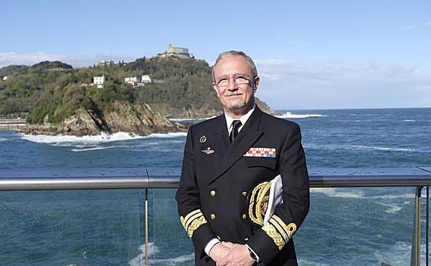 El vicealmirante Horcada posa junto al mar el pasado jueves en San Sebastián. 