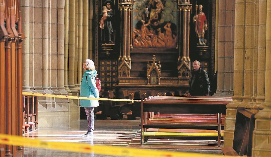 La zona de la catedral en la que se produjo la caída de los cascotes quedó acordonada . 
