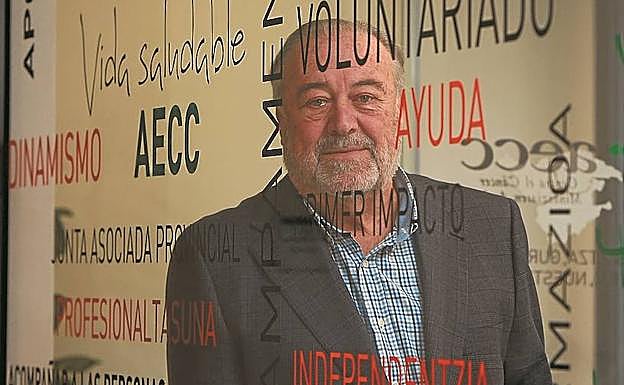 Su pasión. Ormazabal dedica su tiempo a la fotografía y a la asociación contra el cáncer de Álava. 