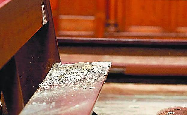 Restos sobre uno de los bancos del templo. 