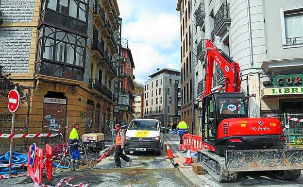 La entrada a la calle Amara, de obras.