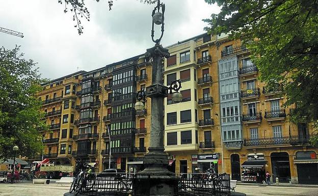 La entrada a los baños y la columna que hay que preservar.