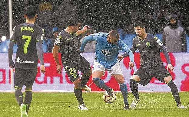 Juanmi, Sangalli y Zubeldia rodean a Lobotka durante el partido de ayer en Vigo.