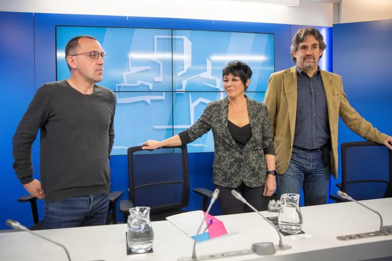 Los dirigentes de EH Bildu y parlamentarios vascos Maddalen Iriarte (c), Pello Urizar (d) y Unai Urruzuno (i) . 