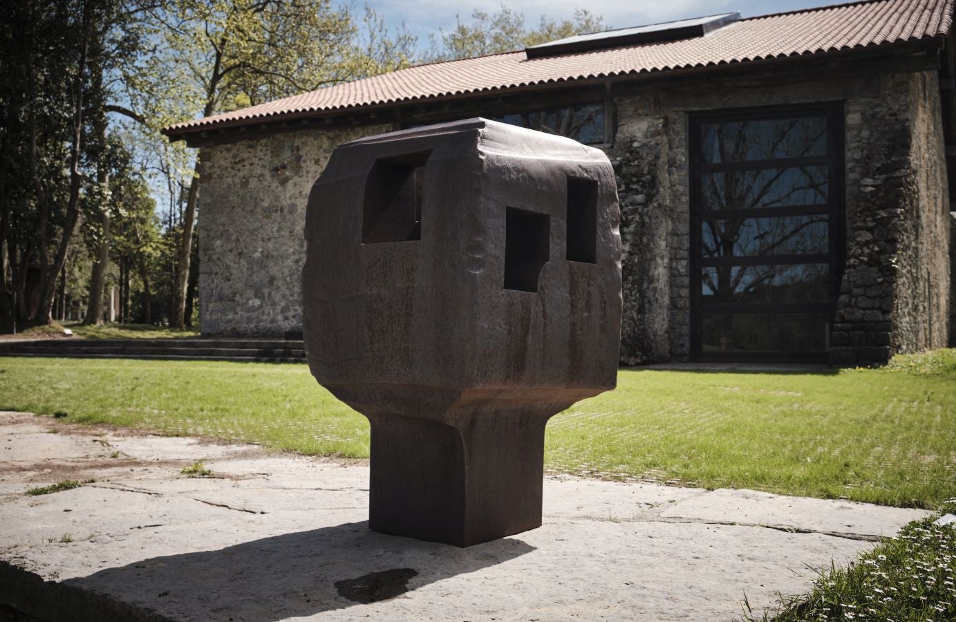 Los responsables del remodelado museo de Zabalaga presentan las nuevas instalaciones y la exposición inaugural antes de su reapertura al público