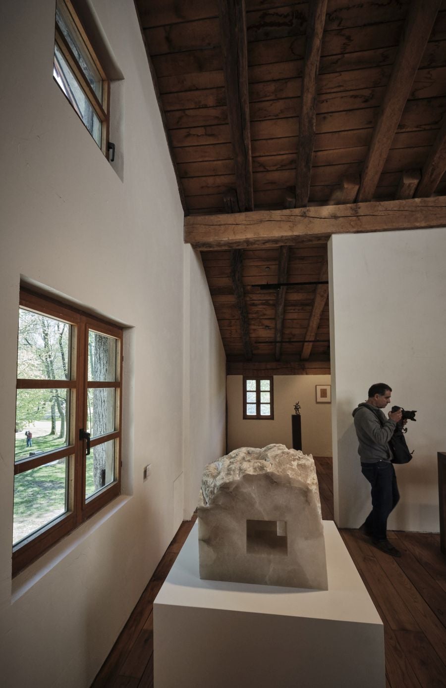 Los responsables del remodelado museo de Zabalaga presentan las nuevas instalaciones y la exposición inaugural antes de su reapertura al público