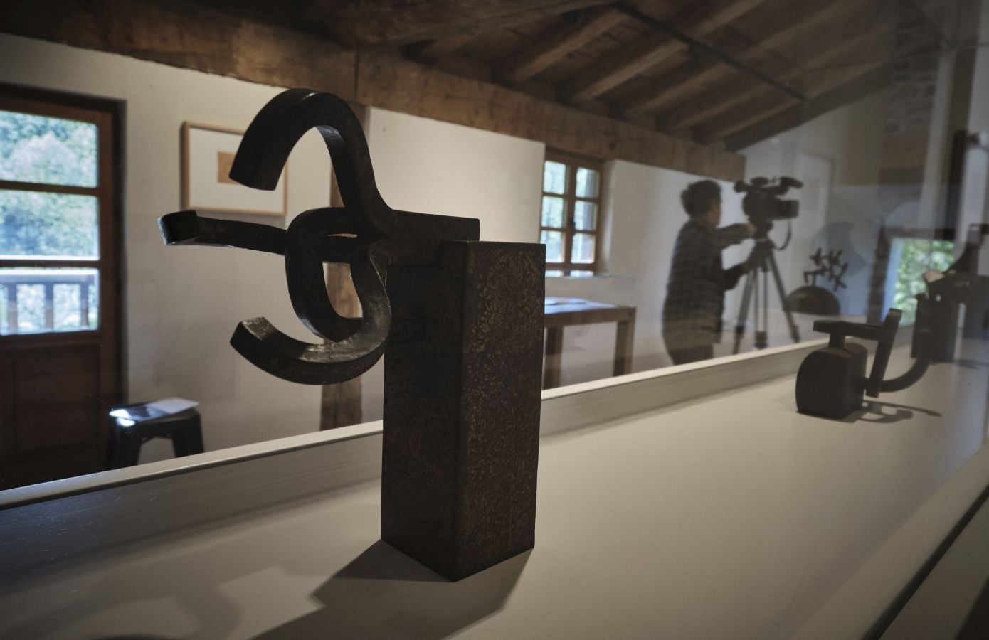 Los responsables del remodelado museo de Zabalaga presentan las nuevas instalaciones y la exposición inaugural antes de su reapertura al público