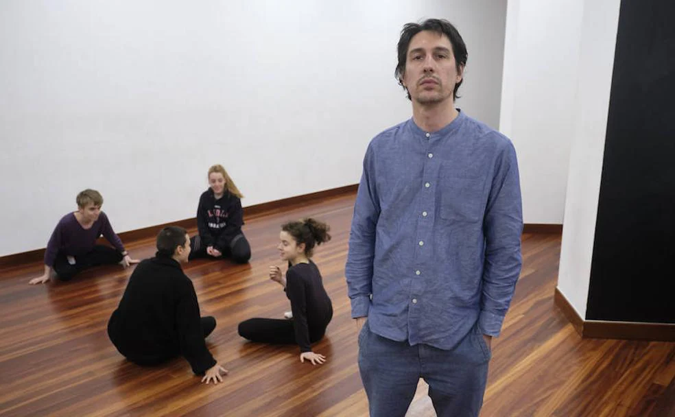 El director argentino Pablo Agüero ensaya en Dantzagunea de Errenteria una de las coreografías de su próxima película. 
