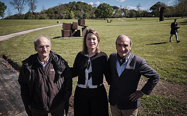 Ignacio y Luis Chillida junto a la nueva directora del museo, Mireia Massagué