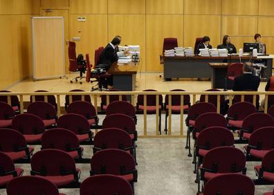 Imagen secundaria 1 - «Nunca favorecí a Argilagos», sostiene el exalcalde de Getaria Mariano Camio en el juicio por el caso Balenciaga