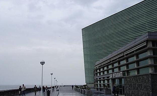 El Ayuntamiento asume a partir de mayo la limpieza de las terrazas del Kursaal