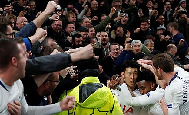 Son, abrazado por su compañeros, lo celebró junto a la grada del nuevo estadio del Tottenham 