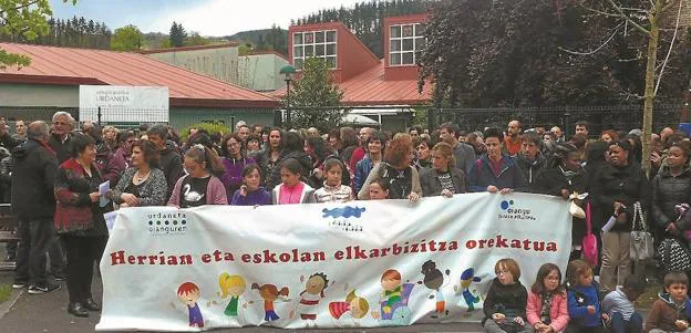 Concentración de protesta llevada a cabo a media tarde de ayer a la entrada de Urdaneta Ikastetxea. 