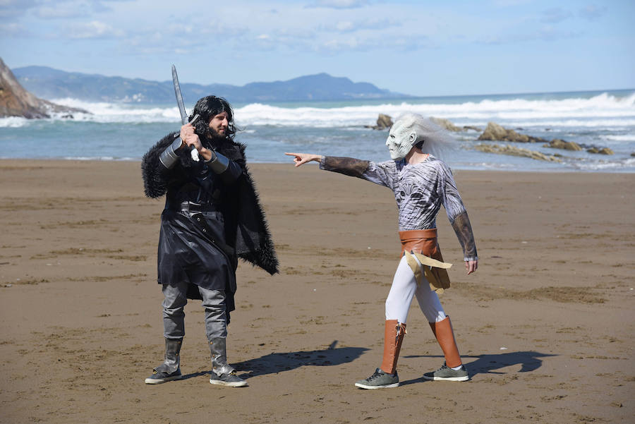 EL DIARIO VASCO reúne a fans de 'Juego de Tronos' en la playa de Itzurun, en Zumaia, para recordar el paso de la serie por Gipuzkoa, a tres días del estreno de su última temporada