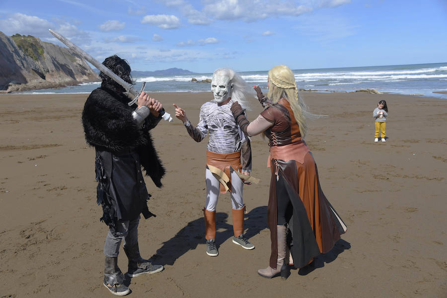 EL DIARIO VASCO reúne a fans de 'Juego de Tronos' en la playa de Itzurun, en Zumaia, para recordar el paso de la serie por Gipuzkoa, a tres días del estreno de su última temporada