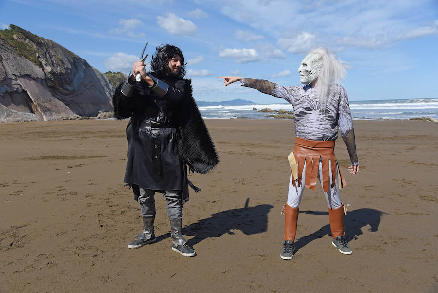 EL DIARIO VASCO reúne a fans de 'Juego de Tronos' en la playa de Itzurun, en Zumaia, para recordar el paso de la serie por Gipuzkoa, a tres días del estreno de su última temporada