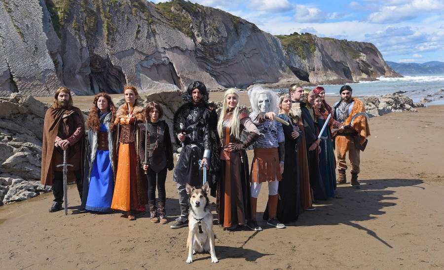 EL DIARIO VASCO reúne a fans de 'Juego de Tronos' en la playa de Itzurun, en Zumaia, para recordar el paso de la serie por Gipuzkoa, a tres días del estreno de su última temporada