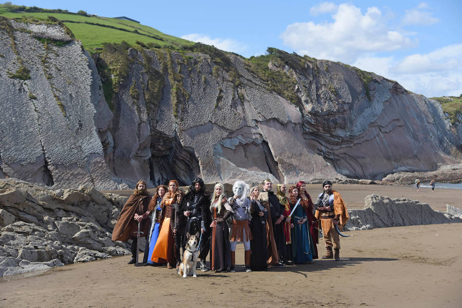 EL DIARIO VASCO reúne a fans de 'Juego de Tronos' en la playa de Itzurun, en Zumaia, para recordar el paso de la serie por Gipuzkoa, a tres días del estreno de su última temporada