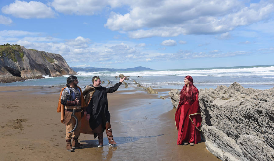 EL DIARIO VASCO reúne a fans de 'Juego de Tronos' en la playa de Itzurun, en Zumaia, para recordar el paso de la serie por Gipuzkoa, a tres días del estreno de su última temporada