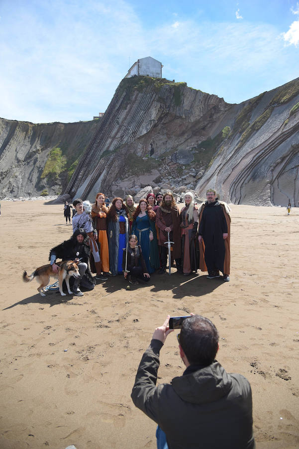 EL DIARIO VASCO reúne a fans de 'Juego de Tronos' en la playa de Itzurun, en Zumaia, para recordar el paso de la serie por Gipuzkoa, a tres días del estreno de su última temporada