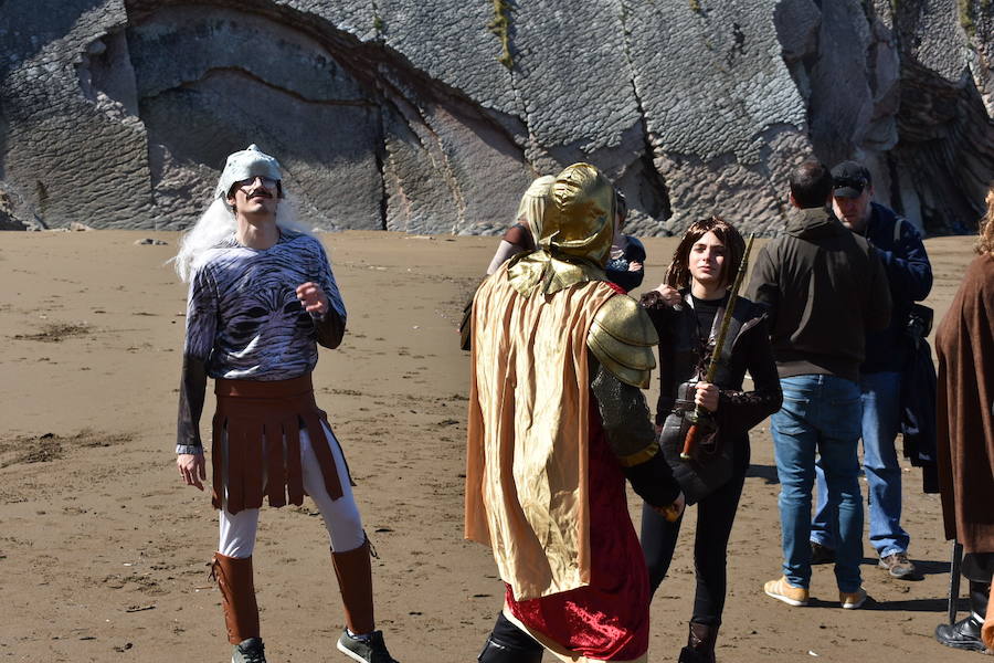 EL DIARIO VASCO reúne a fans de 'Juego de Tronos' en la playa de Itzurun, en Zumaia, para recordar el paso de la serie por Gipuzkoa, a tres días del estreno de su última temporada