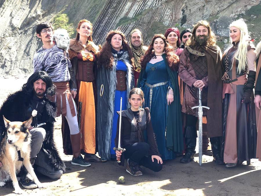 EL DIARIO VASCO reúne a fans de 'Juego de Tronos' en la playa de Itzurun, en Zumaia, para recordar el paso de la serie por Gipuzkoa, a tres días del estreno de su última temporada