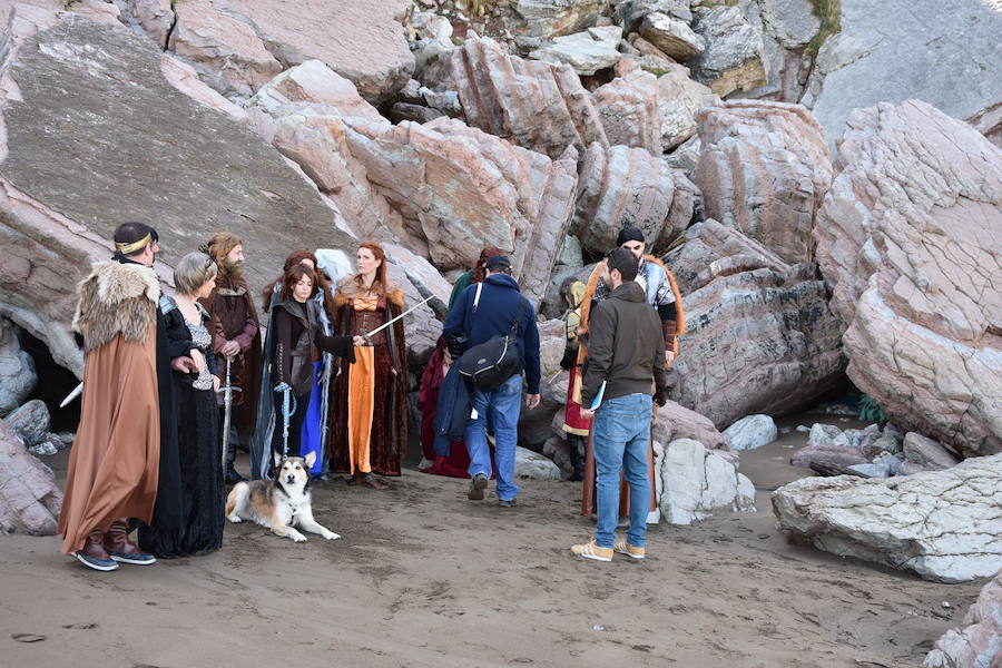 EL DIARIO VASCO reúne a fans de 'Juego de Tronos' en la playa de Itzurun, en Zumaia, para recordar el paso de la serie por Gipuzkoa, a tres días del estreno de su última temporada