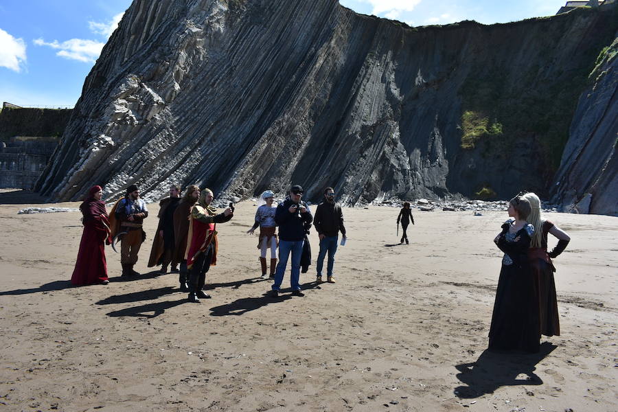 EL DIARIO VASCO reúne a fans de 'Juego de Tronos' en la playa de Itzurun, en Zumaia, para recordar el paso de la serie por Gipuzkoa, a tres días del estreno de su última temporada