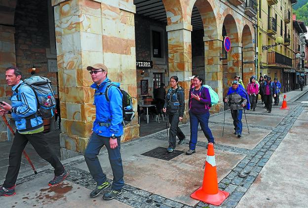 Camino Ignaciano. Peregrinos dirigiéndose al Ayuntamiento a sellar su credencial. 