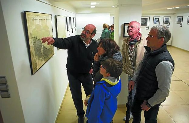 Imágenes. José Antonio Villafranca guía a un grupo de visitantes por la exposición fotográfica.