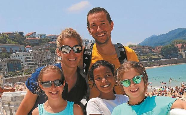 La familia de Usue y Unai al completo, durante el verano pasado, en Donostia.