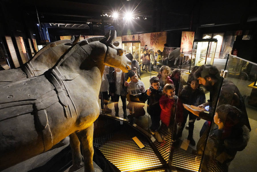 Un total de 530 escolares han visitado en Pasaia la exposición de los guerreros de Xian hasta la fecha.