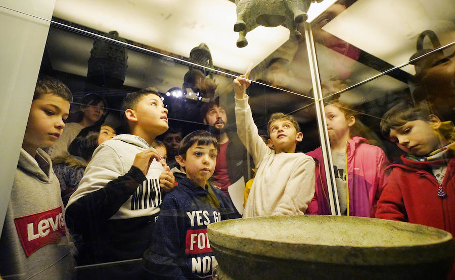 Un total de 530 escolares han visitado en Pasaia la exposición de los guerreros de Xian hasta la fecha.